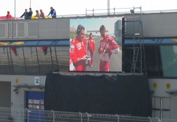 Schumi im Vorprogramm des Motorrad Demolaufes
