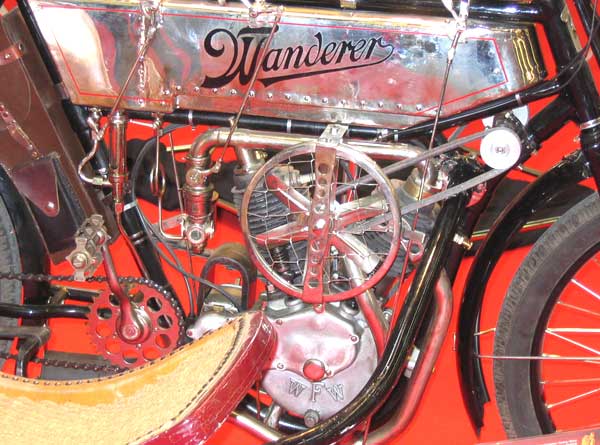 Wanderer
2 Zylinder V-Motor mit Gebläsekühlung, 708ccm, 15PS, Bj. 1925
