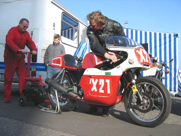 X21
Nobert Prokschi, BSA Rocket 3 750
