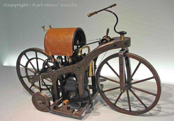 Der Daimler „Reitwagen“ von 1885, das erste Motorrad der Welt, allerdings wegen der noch unbekannten Fahrdynamik mit Stützrädern
