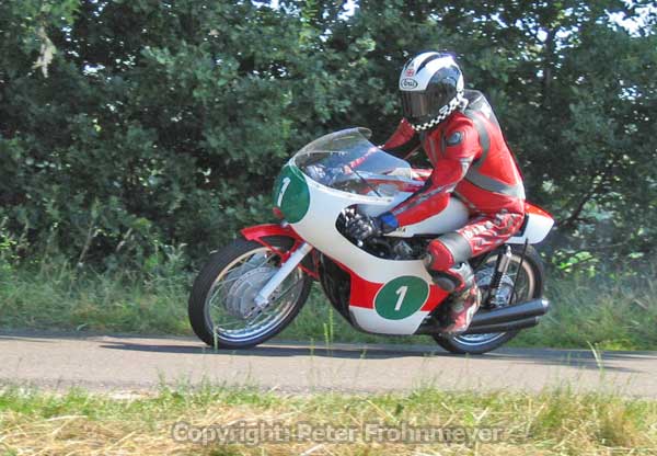 Classic Racing Moergestel 2006
Phil Read, Yamaha 250 YX52
