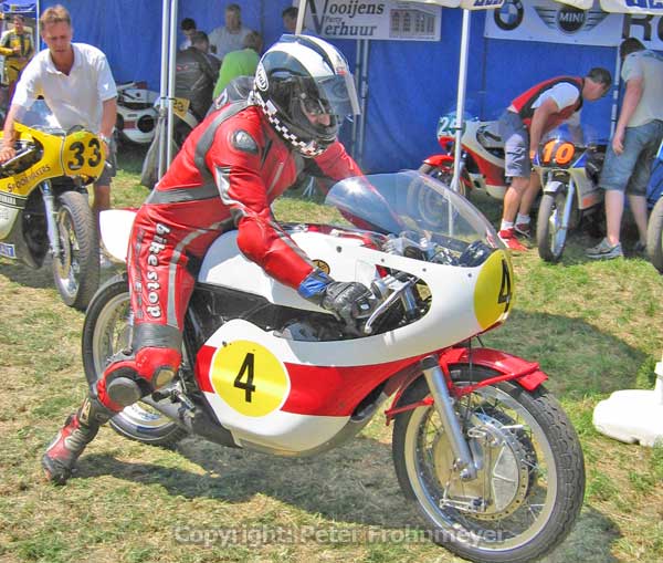 Classic Racing Moergestel 2006
In diesem Jahr ist Phil Read im Yamaha Classic Racing Team von Ferry Brouwer aktiv.
