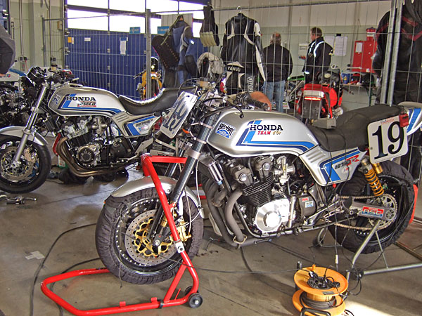 Honda CB 1123 F/R - Classic Team Endurance / Superbikes
www.teamdor.com
