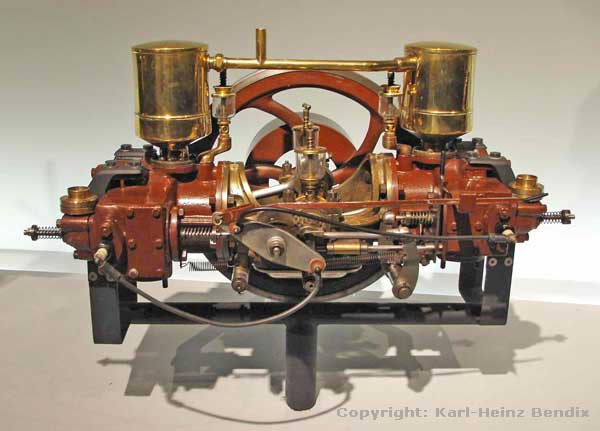 Carl Benz erfindet 1896 für seinen ersten Zweizylinder-Motor die „Boxer“-Bauweise, allerdings ohne damit ein innovatives Motorrad-Konzept zu verfolgen.
