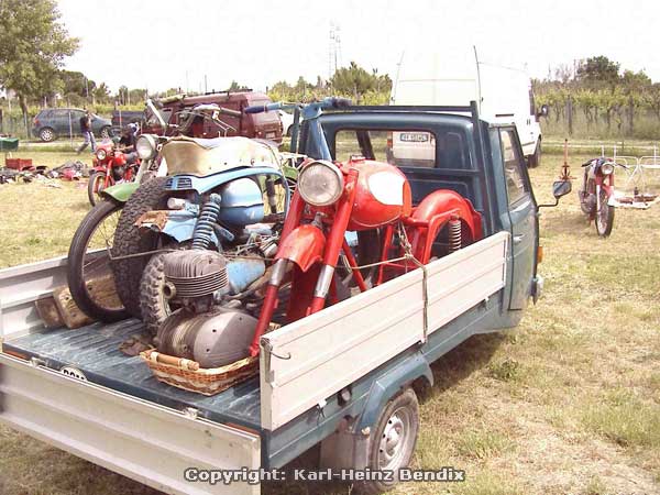 Mercatino al Museo Nazionale del Motociclo
Da hat jemand die Restauration einer MV Agusta CS 175 abgebrochen. Der fehlende Zylinder sollte eigentlich aufzutreiben sein.

