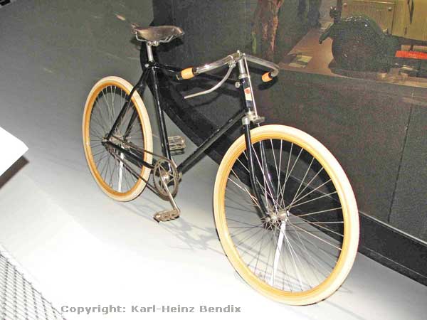 Die Zeit nach dem ersten Weltkrieg war ökonomisch schwierig für einen Hersteller von Luxus-Fahrzeugen, und so versuchte sich Daimler sogar einige wenige Jahre als Fahrrad-Produzent mit Modellen wie diesem „Feinen Straßenrenner“.


