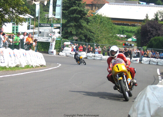 Helmut Dähne
368 Rennen, 126 Siege, 40 zweite und 33-mal Platz 3
Seit 1993 Rundenrekordhalter Nordschleife Nürburgring, 7:49,71
