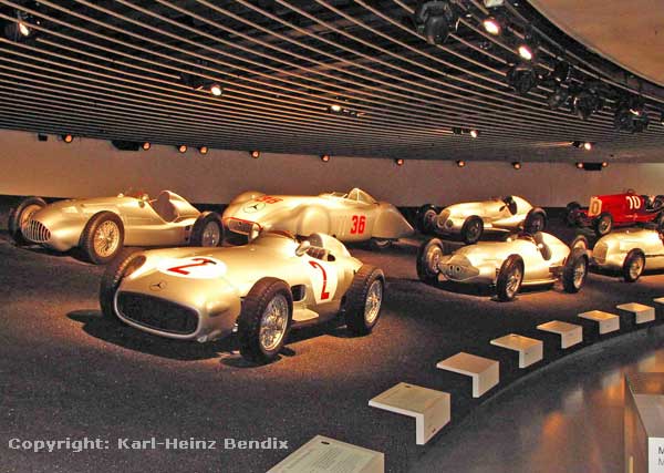 Daimlers Marke „Mercedes“ und nach der Fusion mit Benz dann „Mercedes-Benz“ war stets eine sportfreudige Firma, deren „Silberpfeile“ der 30er Jahre sprichwörtliche Berühmtheit erlangten, und deren Rennsport-Geschichte für zwei kurze Jahre nach dem Krieg mit dem W196 (Nr. 2 ganz vorn) fortgesetzt wurde.

 


