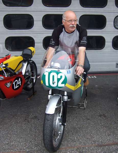 Erich Brandl, Ende der 60er Jahre einer der schnellsten deutschen Nachwuchsfahrer, heute auf einer Honda RC Replica 250 unterwegs
