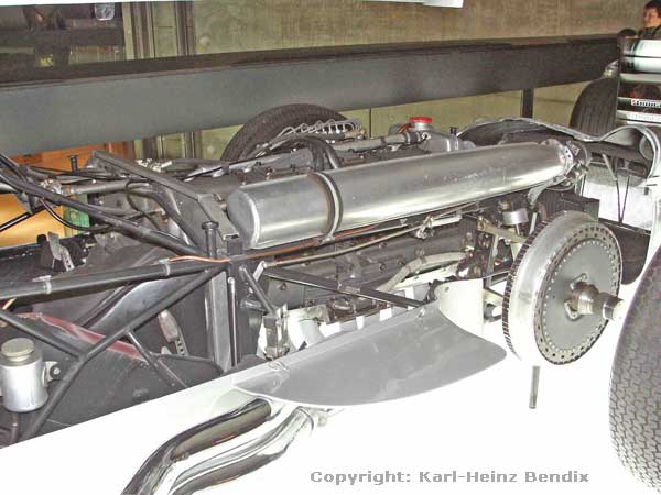 1954 griff Mercedes mit dem W196 wieder für zwei Jahre in die Formel 1-WM ein und ließ die Technologie des Titelverteidigers Ferrari sprichwörtlich „alt aussehen“.
