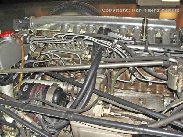 Der revolutionäre Motor des W196, ein Reihenachtzylinder mit Direkt-Einspritzung und desmodromischer Ventilsteuerung deklassierte die italienische und britische Konkurrenz vom allerersten Renneinsatz an.
