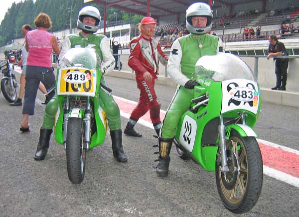 Kawasaki
Die Kawa links ist ein H2R Replica von Martin Laqua, rechts sitzt Jürgen Weiß auf seiner KR750 von 1977, die ist orginal und sehr selten!

