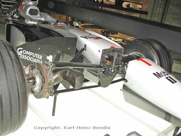 1993 erwarb Daimler-Benz Anteile am Rennmotoren-Hersteller ILMOR und bereitete damit seine Rückkehr in die Formel 1 vor, die in Cooperation mit McLaren zu zwei WM-Titeln mit Mika Hakkinen in den Jahren 1998 und 1999 führte.
