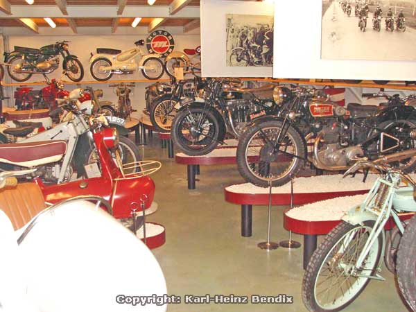 Mercatino al Museo Nazionale del Motociclo
Es werden nicht nur italienische Marken ausgestellt, sondern auch ausländische Exoten, die seinerzeit in Italien verkauft wurden: hier mittendrin eine Velocette LE

