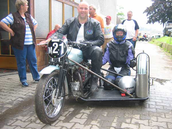 Zuschauer-Taxi
M 21 - Karl-C. Raabe mit seinem Triumph Renngespann
