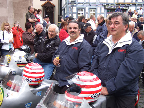 Empfang auf dem Marktplatz: Wolfgang Brand, Ernst Hiller, Marco + Jan Kostwinder
