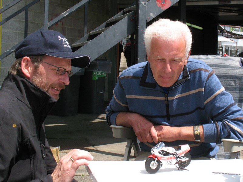 Bikers Classics 2011
Peter Machnik mit dem "Scale-Bikes" Prototyp eines Yamaha TZ750 Modells
