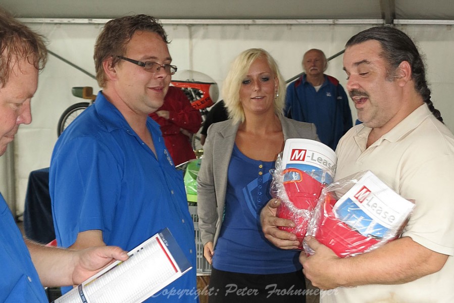 Historische Motor GP Eext 2012
Abschiedsgeschenke für die Fahrer der Parade
