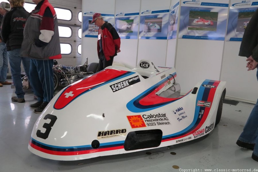 Hockenheim Classics 2012
B2B - LCR-Yamaha. Das Fahrzeug weist die Besonderheit auf, dass der Pilot nicht in der Maschine kniet, sondern sitzt.
