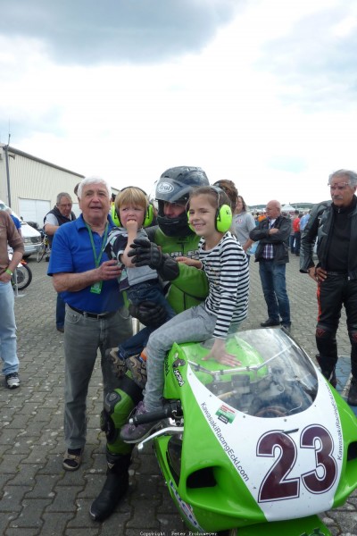 Odenwaldring Klassik 2014 - Flugplatz Walldürn
Familie John, drei Generationen feiern Axels Sieg
