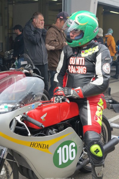 Sachsenring Classic 2015
Bruno Kneubühler, fast 20 Jahre in der Motorrad-WM in den Klassen 50 bis 500 cm³ aktiv.  
