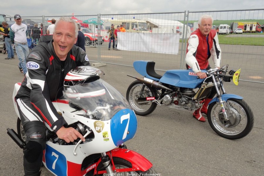 Odenwaldring Klassik - Flugplatz Walldürn
Mike + Kurt Florin. 
Kurt hatte mit dem König Bootsmotor schon die richtige Maschine für die Veranstaltung dabei.
