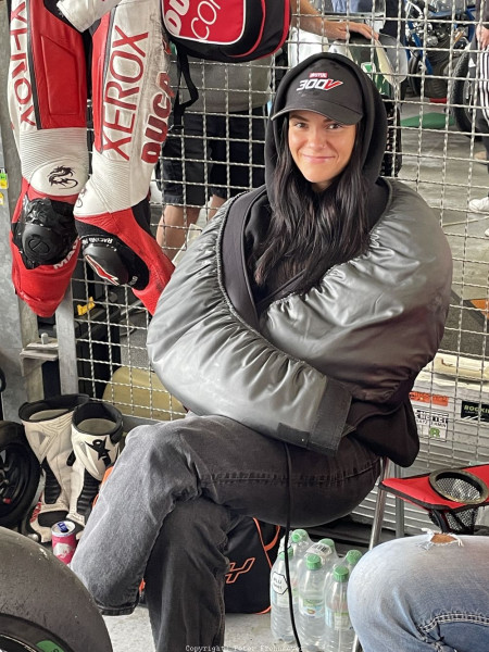 Laura Valentina Ioannoni
Wenn es am Sachsenring kalt ist, einfach mal die Reifenwärmer anziehen :-)
