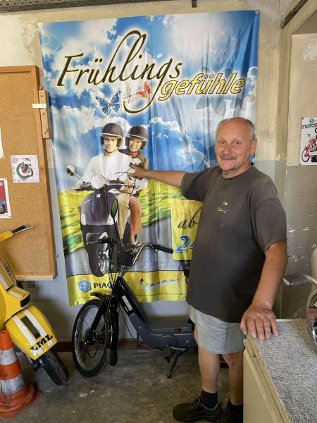Theo Däschlein hat eine Dauerausstellung zur Geschichte der Motorrollermarke Vespa eingerichtet.
