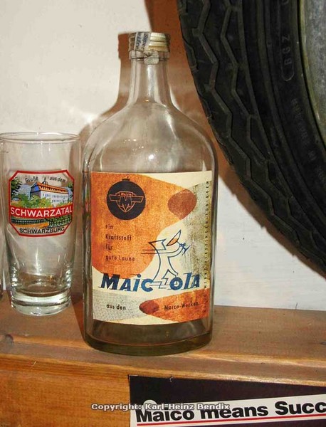 MAICO-Treffen in Rain am Lech, 25.-28. Mai 2006
Zum MAICO-Prosit eignet sich besonders der Pfäffinger Schnaps „MAICO 1A“!
Hier eine der raren Flaschen aus Anton Mayr’s Sammlung.

