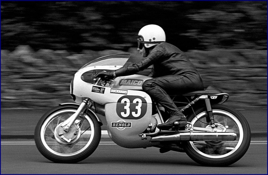 Fred Launchbury, 8 June 1979, Isle of Man, TT Formula III, 248cc Maico
Copyright: "Pauls Place EUPEN"

Ein sehr seltenes Foto mit einer Maico MD250 im Rennsport. Fred Launchbury ist in diesem Rennen leider tödlich verunglückt.
