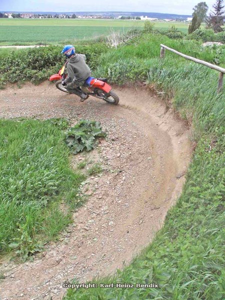 MAICO-Treffen in Rain am Lech, 25.-28. Mai 2006
Auf Anton Mayr’s Gelände gibt’s auch eine MotoCross-Piste, auf dem sich die zahlreich erschienen MAICO MC- und GS-Motorräder mit ihren Besitzern austoben konnten.

