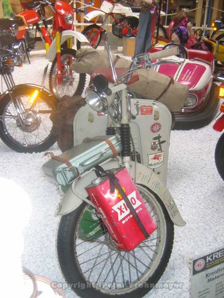 1954er Motorroller R50
Der Münchner Günter Markert hat mit dieser Kreidler R50 eine zweijährige Weltreise über alle fünf Kontinente unternommen und dabei alleine 50.000 km über Land zurücklegte.
