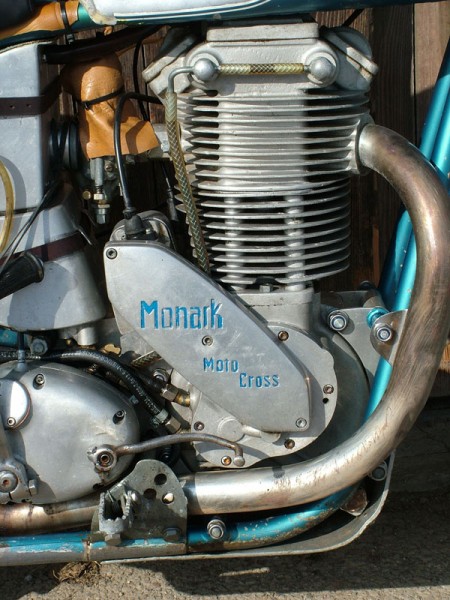 Monark 500cc Cross “Replica Typ Sten Lundin 1959“
Der Motor von Monark Albin ist die Basis für die schwedischen 4-Takt 500ccm Motocross-Maschinen von Monark, Husqvarna- Hedlund und Lito. Alle gewannen WM-Titel.

Besitzer der Maschine ist der Schwede Martin Lechleitner 

