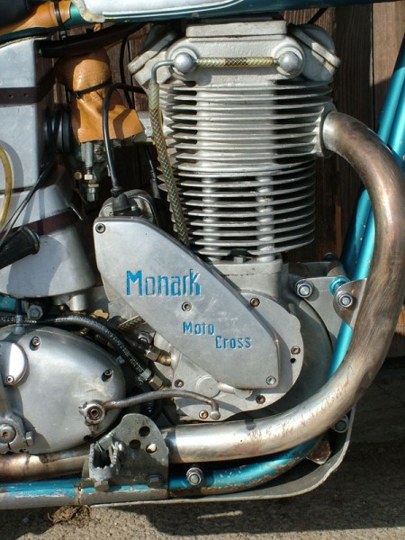 Monark 500cc Cross “Replica Typ Sten Lundin 1959“
Der Motor von Monark Albin ist die Basis für die schwedischen 4-Takt 500ccm Motocross-Maschinen von Monark, Husqvarna- Hedlund und Lito. Alle gewannen WM-Titel.

Besitzer der Maschine ist der Schwede Martin Lechleitner 

