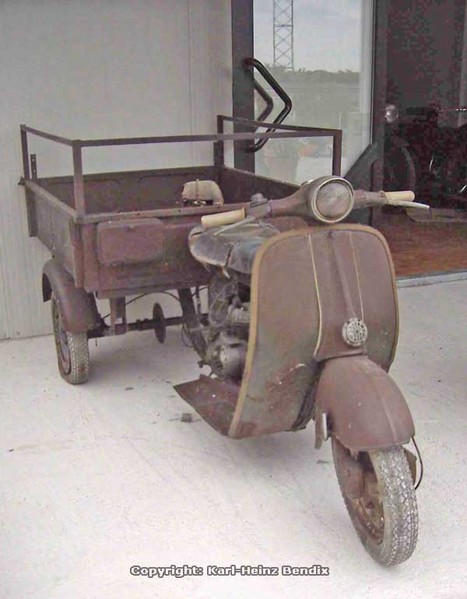 Mercatino al Museo Nazionale del Motociclo
Der ersten Version des Piaggio Motocarrino „Ape“ (Ape: ital. Biene) sah man noch an, dass es sich um ein von der Vespa abgeleitetes Fahrzeug handelte. Später spendierte man dem Fahrer eine Kabine zum Wetterschutz.

