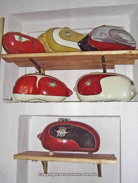 Mercatino al Museo Nazionale del Motociclo
…wie diese MV Agusta Tank-Sammlung.
