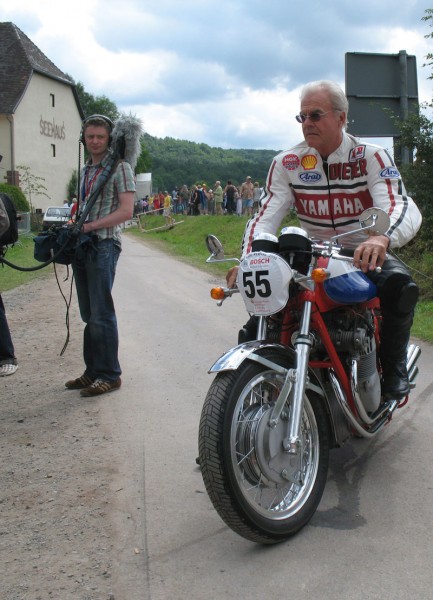 Dieter Braun, für Fernsehaufnahmen auf einer MV Agusta 750 S
