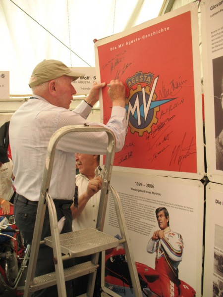 John Surtees, siebenfacher Motorrad Weltmeister. nach seinem Wechsel auf vier Räder wurde er auch Formel 1 Weltmeister
