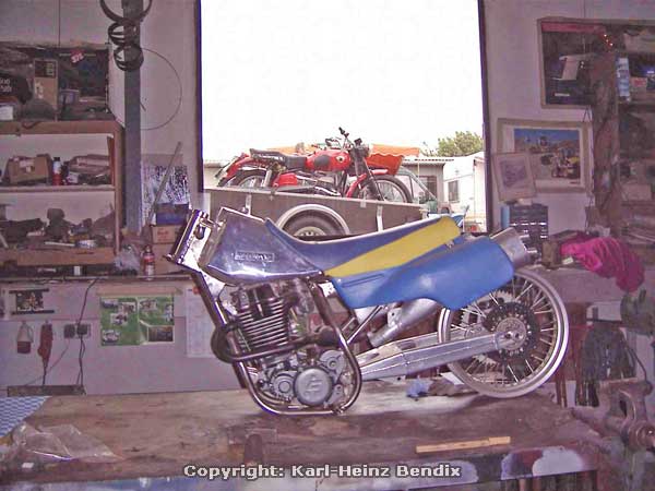 MAICO-Treffen in Rain am Lech, 25.-28. Mai 2006
Auch die  rare MAICO M175GS (im Hintergrund!) mit dem Cinemascope-Zylinder, damals das Motorrad mit der höchsten spezifischen Leistung in Deutschland, gab es in Rain zu sehen.

