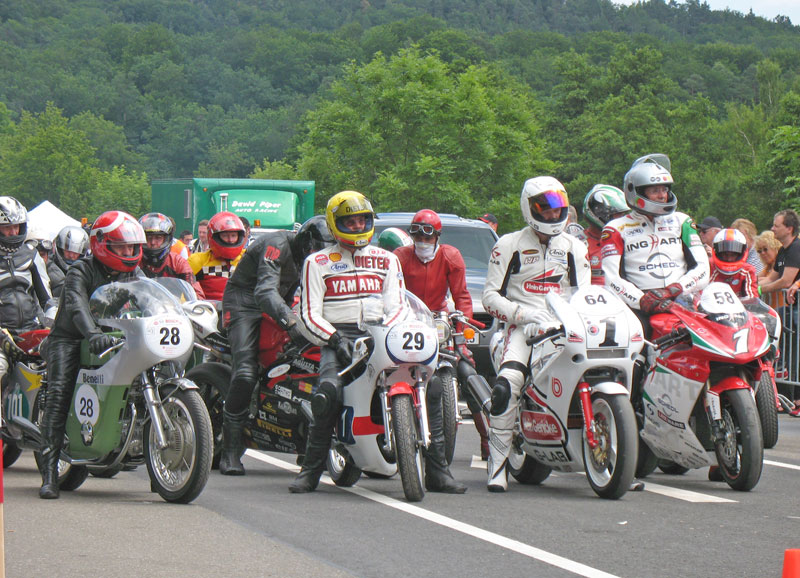 Gespann Legende Horst Burkhardt, Exweltmeister Dieter Braun, "Mr. Superbike" Peter Rubatto und Martin Laqua auf einer MV Agusta F4
