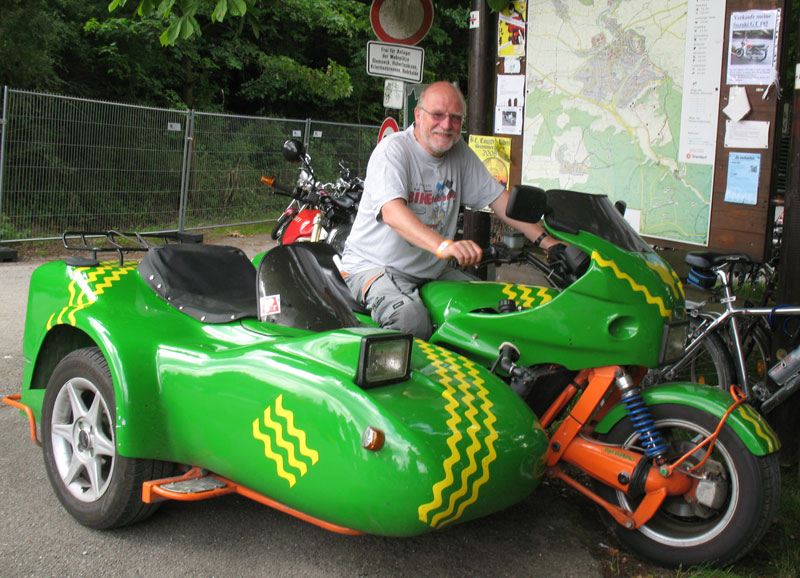 Motowig BKW 3 - Gespann - Fahrer Hartmut Frohnmeyer
Das Motowig wurde zunächst als PKW eingestuft. Der zweite Scheinwerfer am Boot war die Konsequenz.
