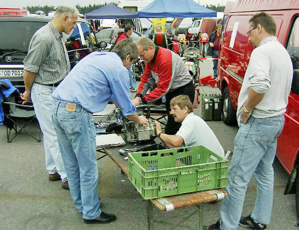 Roland NÃ¶ll arbeitet - und alle geben RatschlÃ¤ge
Foto: Gerd Gerdes
