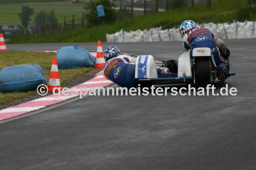 Behringer/Paßberger beim IGM Rennen in Schleiz
Behringer/Paßberger beim IGM Rennen in Schleiz
26.-28.5.2006
http://www.gespannmeisterschaft.de/
