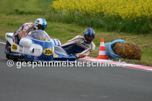 Behringer/Paßberger beim IGM Rennen in Schleiz
Behringer/Paßberger beim IGM Rennen in Schleiz
26.-28.5.2006
http://www.gespannmeisterschaft.de/
