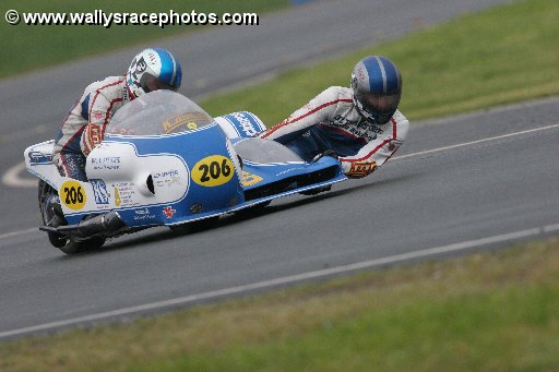 Behringer/Paßberger beim IGM Rennen in Schleiz
Behringer/Paßberger beim IGM Rennen in Schleiz
26.-28.5.2006
http://www.gespannmeisterschaft.de/
