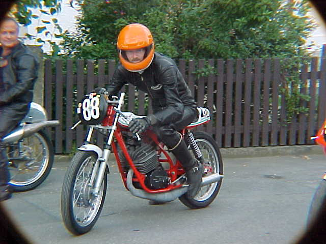 Moto-Gori 125 Valli (I)
Sachs motorisierte Bergrenner.
125cc,6Gang,25ps.
Jetzt in bestitz von F.Penninga.
ClassicRacing 2Stroke Team
