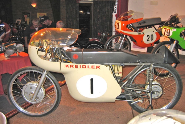 Kreidler Werksrennmaschine
2x Drehschieber und 12 Gänge zum sortieren.
