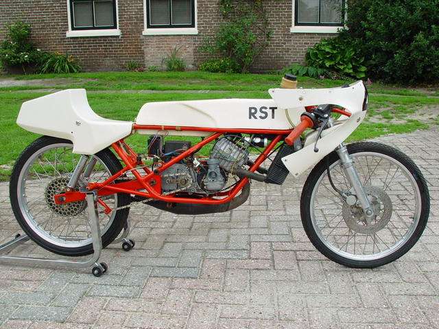 Czech-Simson
Mein 50cc Simson Rennmaschine.
Gebaut 1979 von Reiner Czech.
6 Gang,Wasserkühlung,Drehschiebereinlass ,18ps.
In Originalzustand.
ClassicRacing 2Stroke Team
