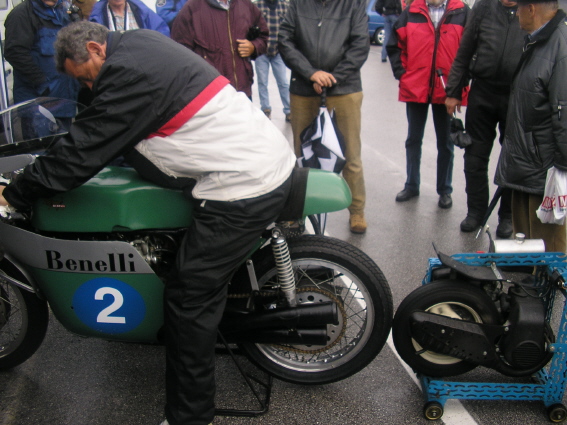 Benelli GP 250 Werksmaschine aus Italien
Am Anfang standen auch noch Zuschauer hinter der Maschine, aber nicht lange!
Schlüsselwörter: Salzburgring
