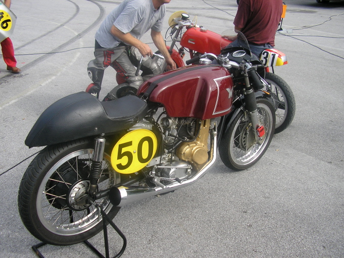 Matchless G50 vom Alois Pröll
In Salzburg gefahren vom Stefan Wiesner. Foto: Alex L.
Schlüsselwörter: Salzburgring